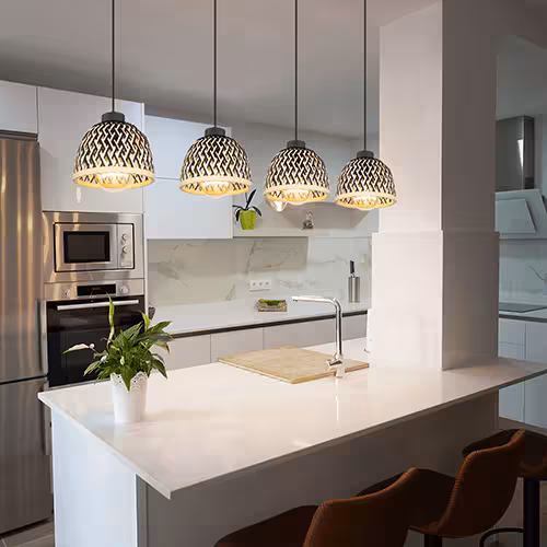 Hängelampe mit vier Schirmen